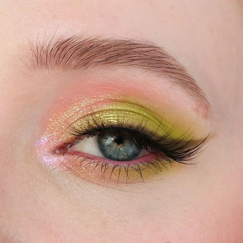 Pink And Green Eye Makeup, Pink And Green Eyeshadow Looks, Green And Pink Makeup, Pink And Green Makeup, Spring Eye Makeup, Winx Flora, Green Eyeshadow Look, Windows To The Soul, Makeup Images