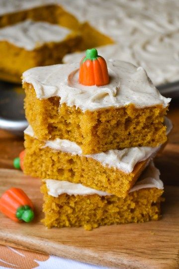 Pumpkin Bars with Browned Butter Frosting - Dance Around the Kitchen Brown Butter Frosting Recipe, Pumpkin Bar, Dance Around The Kitchen, Easy Dessert Bars, Brown Butter Frosting, Butter Cream Cheese Frosting, Lemon Blueberry Bread, Sugar Frosting, Butter Icing