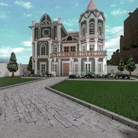 Victorian House built in Bloxburg Modern Victorian Exterior, Bloxburg Victorian House, Cottage Core Bloxburg House, Cottage House Designs, Preppy House, Victorian Homes Exterior, House Ideas Bedroom, Victorian Exterior, Bakery Design Interior