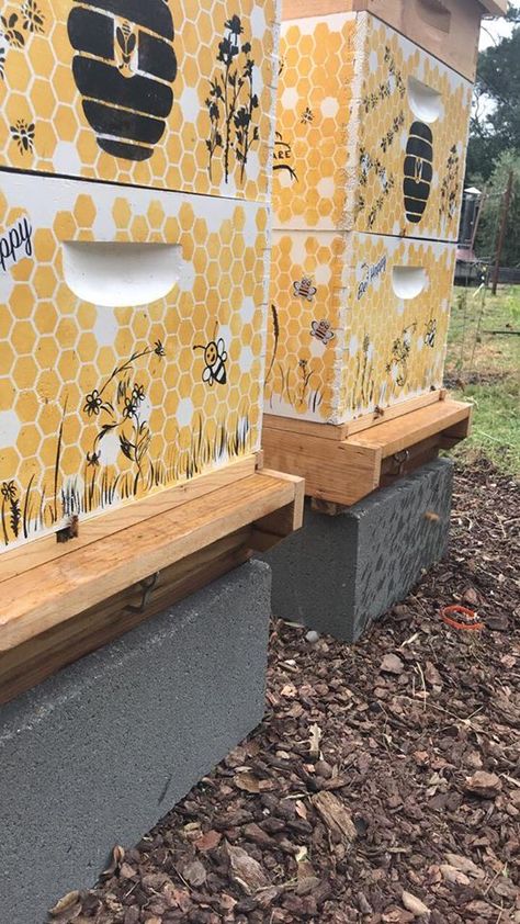 Painting Bee Hives Boxes, Painted Bee Hives Ideas, Painted Beehives, Beehive Painting, Bee Nuc, Beehive Ideas, Bee Hive Stand, Painted Bee Hives, Honey Bees Keeping