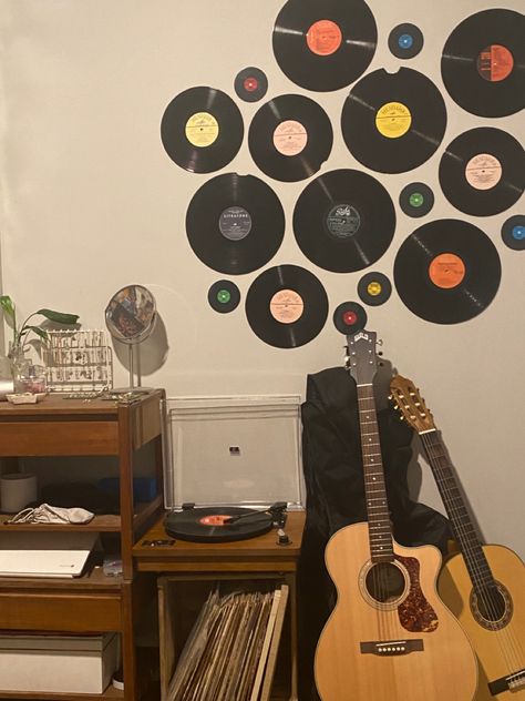 Vynil Room Decor, Vynil Room Ideas, Vynil Wall Decor Bedroom, Vynil Decor Ideas, Vynil Record Decoration, Vynil Room Aesthetic, Vinyl Decoration Wall, Record On Wall Decor, Vynil Record Wall Decor Ideas