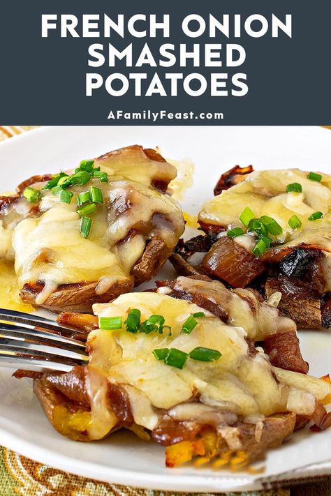 French Onion Smashed Potatoes - A Family Feast Potato Coins, Family Feast Recipes, Onion Appetizers, Onion Potatoes, Smashed Potatoes Recipe, Potato Appetizers, Veggie Snacks, Yellow Potatoes, Savory Appetizer