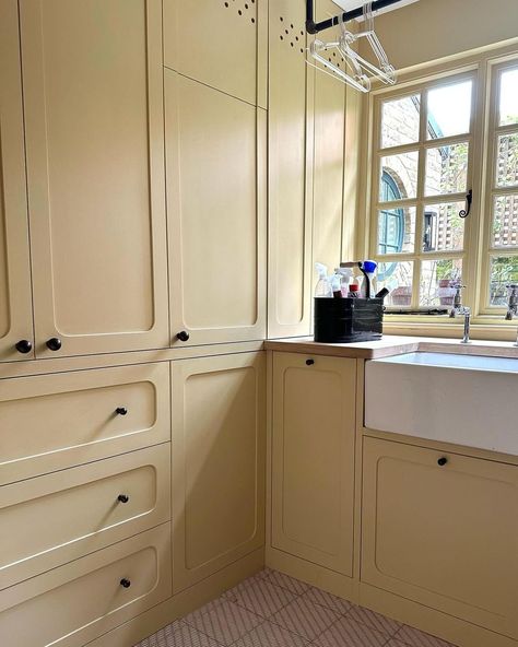 Laundary room painted in Hay @farrowandball & using Matilda’s new bronze knobs @matildagoad | Instagram Laundry Inspiration, Foster House, Scandi Kitchen, Collected Interiors, Cabinet Detailing, Farrow And Ball Paint, Laundry Room Cabinets, Flat Ideas, Farrow And Ball