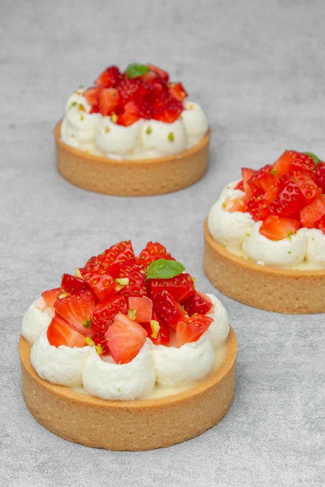 Strawberry cream tart Strawberry Tart Decoration, Strawberry Tarts Mini, Berry Tartlets, Strawberry Tartlets, Strawberry Tarts Recipe, Hazelnut Tart, Strawberry Custard, French Tart, Custard Tarts