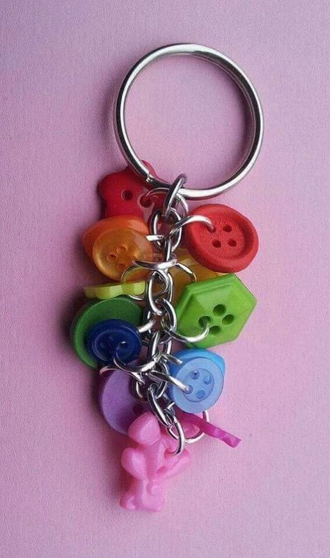 Tassen Hanger, Button Accessories, Keychain Ideas, Colors Of The Rainbow, Diy Buttons, Metal Keychain, Handbag Charms, Button Art, Button Jewelry