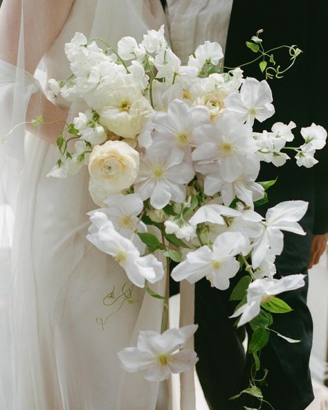 Nicole Ko (@e_p_h_e_m_e_r_a) • Instagram photos and videos Magnolia Flower Arrangement Wedding, Whimsical White Wedding Flowers, Whimsical Bridal Bouquet, White Wedding Flower Arrangements, Whimsical Wedding Bouquet, Cream Bridal Bouquet, Whimsical Wedding Flowers, Cream Wedding Flowers, Jasmine Wedding