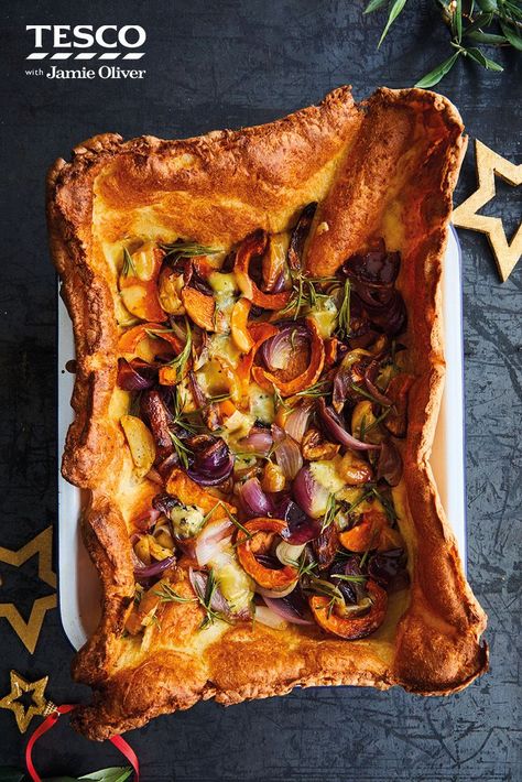 Roast Veg Recipes, Yorkshire Christmas Pie, Veg Roast Dinner, Jamie Oliver Yorkshire Pudding, Vegetarian Roast Dinner Ideas, Christmas Dishes Food, Christmas Day Food, Vegetarian Roast Dinner, Christmas Quiche