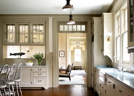 double sided glass cabinets - see through glass cabinets built into a kitchen-dining room wall - Ferguson & Shamamian via Atticmag Foyer Renovation, Ferguson Shamamian, Room Dividing, Veranda Interiors, Victoria Hagan, Traditional Chic, Sun Rooms, Glass Cabinets, House Redo