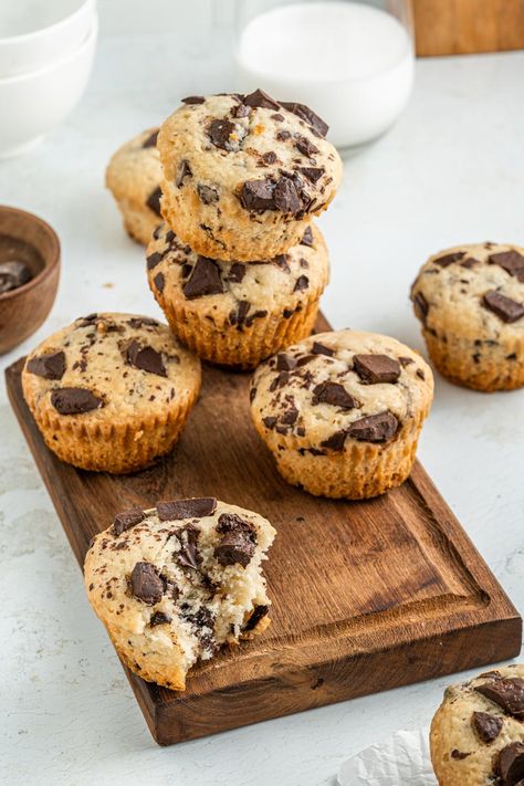 If you're looking for the best vegan chocolate chip muffins, this recipe is definitely it! These muffins are soft and fluffy on the inside with a golden Vegan Choc Chip Muffins, Easy Chocolate Chip Muffin Recipe, Chocolate Chip Muffins Vegan, Eggless Chocolate Chip Muffins, Chocolate Muffins Moist, Moist Chocolate Chip Muffins, Vegan Baked Goods, Coffee Trends, Vegan Chocolate Muffins