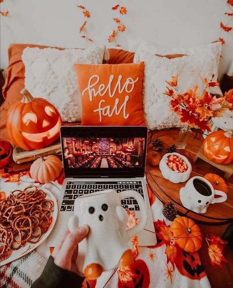 Fall aesthetic, fall cozy aesthetic, Halloween aesthetic, autumn aesthetic, Halloween vibes Halloween Apartment, Holiday Houses, Fall Feeling, Fall Room Decor, Halloween Bedroom, Cozy Hygge, Cute Fall Wallpaper, Fall Things, Pumpkin Spice Season