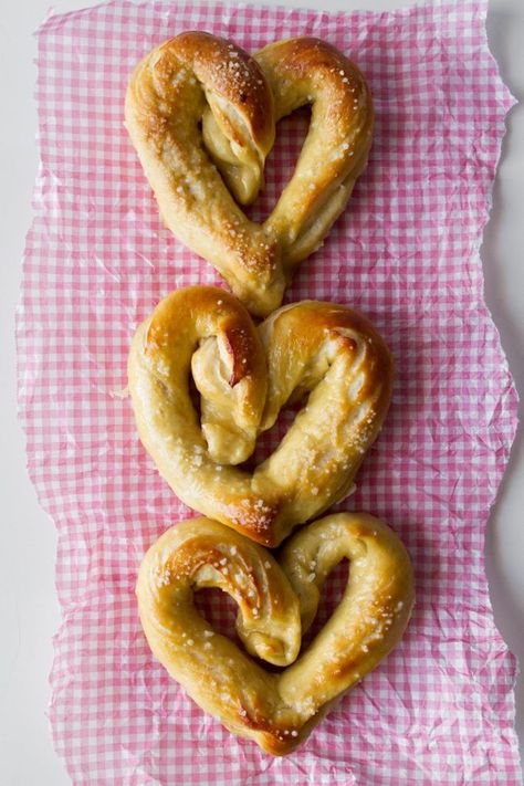 Heart Shaped Homemade Pretzels are perfect for Valentine's Day. Ideas For Brunch, Heart Shaped Food, Homemade Pretzels, Pretzels Recipe, Homemade Dough, Valentine's Day Recipes, Easy Homemade Recipes, Soft Pretzels, My Funny Valentine