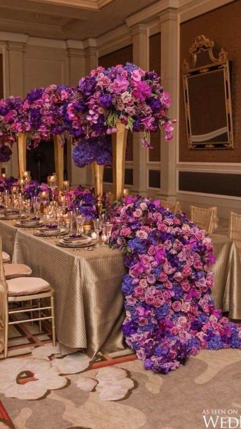 Dinner Party Color Schemes, Scooter Wedding, Wedding Table Settings Purple, Glam Dining, Quinceanera Centerpieces, Purple And Gold Wedding, 56th Birthday, Flowers And Candles, Fuchsia Wedding