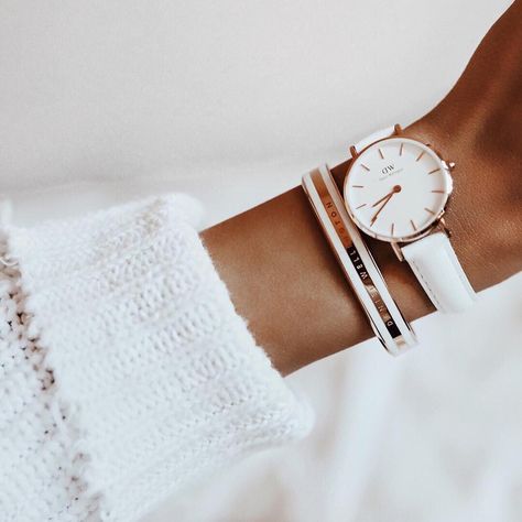 Daniel Wellington on Instagram: “In a world full of trends, stay classic. (Photo via @oliviavlachos) #DanielWellington” Daniel Wellington Classic Petite, Daniel Wellington Watch, Spring Fashion Trends, Winter Trends, Classy And Fabulous, Sweater Black, White Rose Gold, Daniel Wellington, Wellington