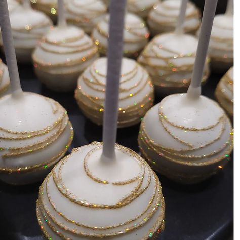 Val's Cake Pop's (@valscakepops) • Instagram photos and videos Glittery Cake Pops, Cake Pops New Years, Pearl Cake Pops, New Years Eve Cake Pops, New Year’s Eve Cake Pops, Glitter Desserts, Disco Ball Cake Pops, New Years Cake Pops, New Year Cake Pops