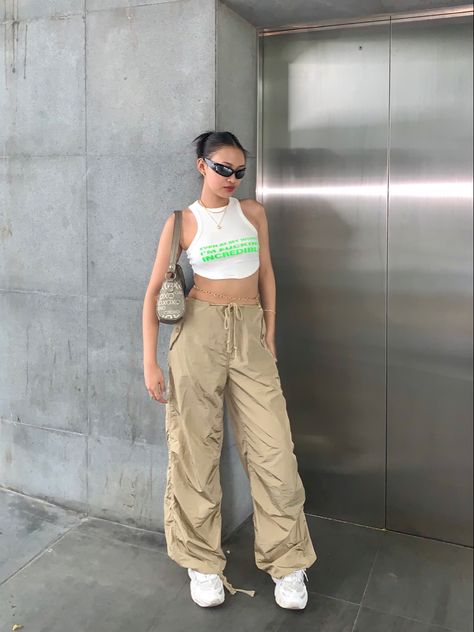 streetwear inspo Small Top Big Pants, Big Pants, Small Tops, Parachute Pants, Capri Pants, Street Wear, Pants