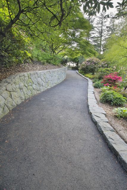 Steep Hill Driveway Ideas, Daycare Backyard, Garden Retaining Wall Ideas, Retention Wall, Sloped Landscaping, Decorative Retaining Walls, Retaining Wall Ideas, Driveway Edging, Driveway Entrance Landscaping