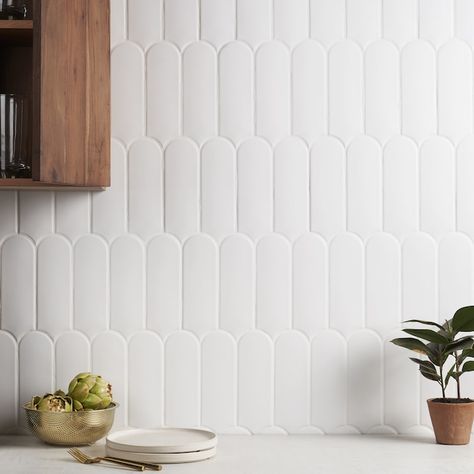 Backsplash And Flooring Combos, Arched Tile Backsplash, Kitchen Backsplash Tilebar, Modern White Kitchen Backsplash Tile, Bathrooms Art Deco, White Scale Tile, Backsplash Coastal Kitchen, White Texture Backsplash, Matt White Backsplash Kitchen