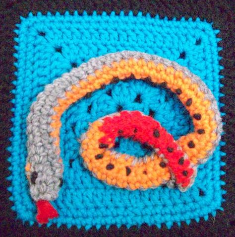 Crochet Snake Granny Square, Crochet Snake Applique, Snake Granny Square, Crochet Cowboy Hats, Crochet Snake, Totes Ideas, Crochet Granny Square, Hat Ideas, Snake Patterns