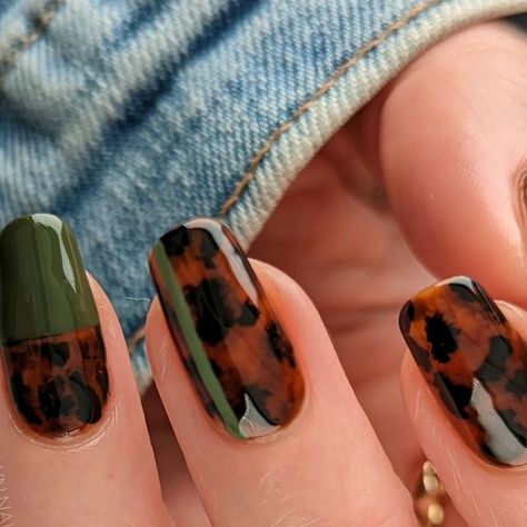 Tessa | DIY Nail Art on Instagram: "Tortoise Shell 🐢🤎 Fall is here and so are torties! I love this pairing with the green accent. 😍 • • • Polish: @picturepolish Henna @kbshimmer What the Fudge, Total Eclipse, Smooth Moves, Clearly On Top @heroine.nyc Poison Ivy @loudlacquer Juice Cleanse • • • #nailart #fallnails #tortoiseshell #tortoisenails #nailartinspo #naildesign #diynailart #nailfie Fall nail art, diy nail art, tortoise nails, jelly polish, nail inspo" Short Nail Designs Tortoise Shell, Tortoiseshell Almond Nails, Tortoiseshell Nails Square, Tortoise And Green Nails, Tortoise Shell Acrylic Nails, Tortoise Shell And Gold Nails, Green And Tortoise Shell Nails, Tortoise French Nails, Green Tortoise Shell Nails