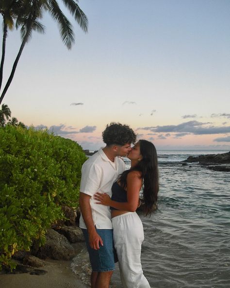 #summer #couple #boyfriend #hawaii #inspopic #aesthetic #couplepictures #beach #sunset #sunsetpictures #couplegoals Couple In Hawaii, Hawaii With Boyfriend, Hawaii Honeymoon Aesthetic, Hawaii Couple Pictures, Hawaii Couple, Hawaiian Roll, Couple Boyfriend, Couple Pic, Honey Moon