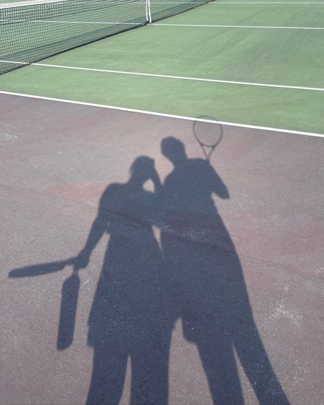 couples tennis picture Tennis Date Aesthetic, Couple Playing Tennis, Tennis Girlfriend Aesthetic, Sporty Couple Aesthetic, Sports Couple Aesthetic, Sport Couple Aesthetic, Couple Sports Pictures, Athletic Couple Aesthetic, Tennis Couple Aesthetic