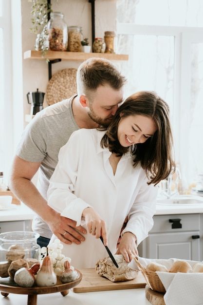 Kitchen Prenup Shoot, Engagement Photos Cooking, Couple Kitchen Aesthetic, Couple In Kitchen Cooking, Couple Kitchen Photoshoot, Couple Cooking Together, Hello Cake, Wedding Fotos, Couple Pregnancy Photoshoot