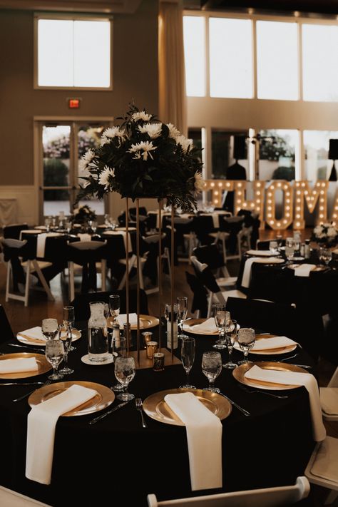 Black Wedding Table, Black White Gold Wedding, Black Wedding Decorations, Dark Wedding Theme, Black And White Wedding Theme, Black Tablecloth, Black Gold Wedding, White Wedding Theme, Gold Wedding Theme