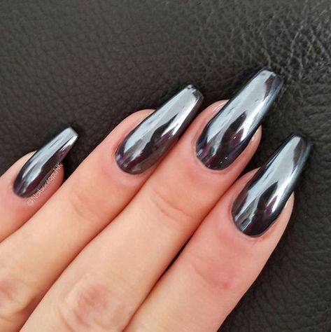 Chrome nails are killing the game right now and honestly, we can’t get enough of ‘em. The high-shine look works on short nails, long nails and acrylics, and it can even be used as nail art, making it a trend that everyone can get involved with. As we spend most of our lunch break ooh-ing and ahh-ing over thousands of breathtaking designs, we thought it was about time that we not only share our favourites, but also tell you how to achieve them. Chrome Nails Designs 2023, Black Mirror Nails, Black Powder Nails, Mirror Nails Design, Black Metallic Nails, Black And Chrome Nails, Holographic Chrome Nails, Metallic Black Nails, Chrome Nail Ideas