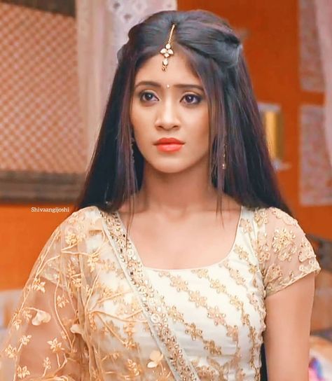 6,227 Likes, 36 Comments - Shivangi Joshi FC ❤️🔥 (@shivangijooshi) on Instagram: “Pretty 😍😍😍 @shivangijoshi18” Open Hairstyles Indian Wedding Straight, Tikka Hairstyle, Hairstyle For Lehenga, Lehenga Hairstyles, Hairstyles For Indian Wedding, Hairstyles For Gowns, Hair Front, Hairstyles Design, Front Hair