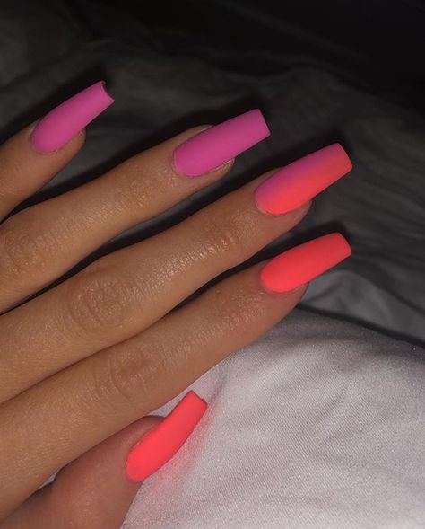 Nails, kylie, jenner, ombré, orange, red, pink, rings, long nails, tumblr Celebrity Nails Trends, Kylie Nails, Kylie Jenner Nails, Celebrity Nails, Colorful Nails, Summer Acrylic Nails, Neon Nails, Coffin Nails Designs, Nail Arts