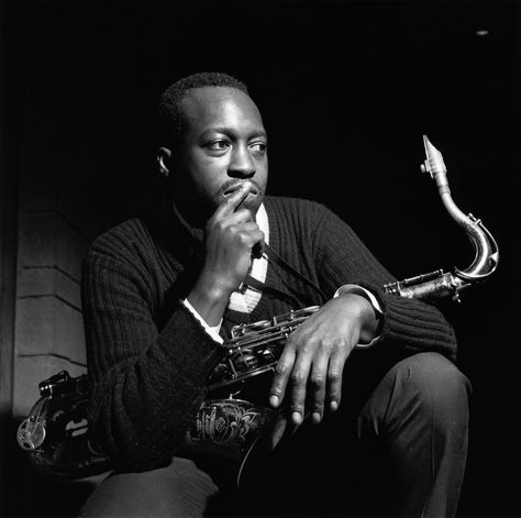 Hank Mobley poses with his instrument during the recording session for his A Caddy for Daddy álbum by Francis Wolff Francis Wolff, Jazz Cat, Art Blakey, Jazz Players, Saxophone Players, Jazz Artists, Cool Jazz, Soul Jazz, Jazz Musicians