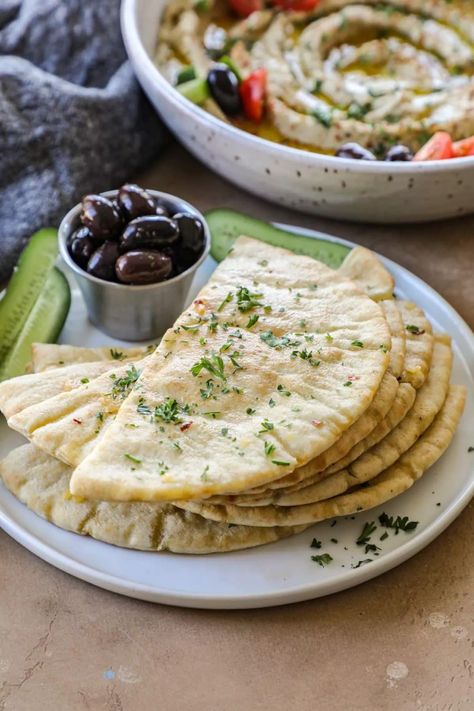 Garlic Pita Bread Recipes, Garlic Pita Bread, Shredded Chicken Dishes, Bread Bites Recipe, Avocado Pita, Easy Flatbread Pizza, Greek Pita Bread, Pita Flatbread, Flatbread Sandwiches