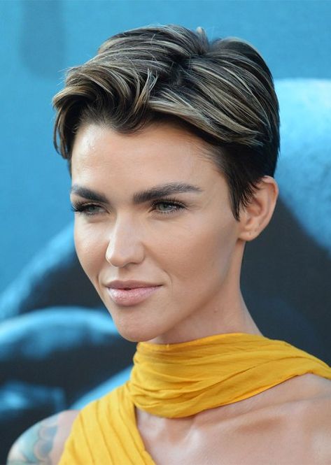 Pixie Cut Highlights, Ruby Rose Hair, Pixie Cut With Highlights, Ideas For Brown Hair, Brown Hair With Blonde, Hair With Blonde Highlights, Brunette Pixie, Short Hair Highlights, Hair Highlights And Lowlights