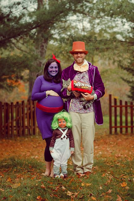 Funny Pregnant Halloween Costumes, Family Costumes For 3, Matching Family Halloween Costumes, Family Costumes Diy, Family Themed Halloween Costumes, Pregnancy Costumes, Halloween Costumes For Family, Pregnant Halloween Costumes, Halloween Parejas