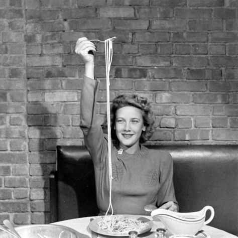 Do or Don't: Dining Solo  DO!!  Pinned by: www.spinstersguide.com Eating Spaghetti, Alfred Eisenstaedt, Eating Alone, Pasta Lover, Italy Photography, People Eating, Life Pictures, Insta Posts, Picture Collection