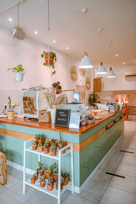 Pastel Color Coffee Shop, Brunch Interior Design, Cafeterias Vintage Aesthetic, Pastel Coffee Shop, Cafe Lighting Ideas, Bright Coffee Shop, Cafe Bakery Interior Design, Bakery Aesthetic Interior, Cat Cafe Interior