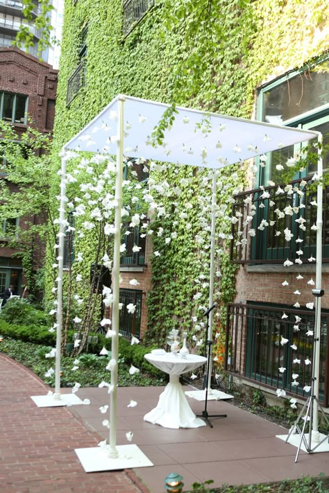 Modern Chuppah Wedding, Simple Huppah, Simple Chuppah Ideas, Chuppah Simple, Chuppah With Candles, Winter Chuppah, Chuppah Hanging Flowers, Chuppah With Hanging Flowers, Hanging Flower Chuppah