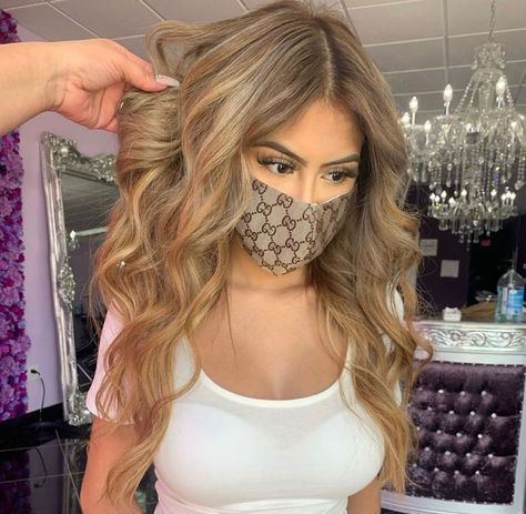 Desiree Montoya Blonde Hair, Blonde Hair Color Ideas For Latinas, Desiree Montoya Hair, Tan Skin Blonde Hair Balayage, Latina Blonde Hair Balayage, Blonde Balayage On Tan Skin, Honey Blonde Hair Latina, Balayage For Morena Skin, Honey Blonde Hair On Tan Skin