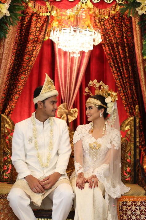 Inspiring post by Bridestory.com, everyone should read about Traditional Palembang Wedding with Beautiful Ornate Details on http://www.bridestory.com/blog/traditional-palembang-wedding-with-beautiful-ornate-details Palembang Wedding, Wedding Pattern, Cultural Wedding, Indonesian Wedding, Weddings Idea, Album Wedding, Wedding Design Decoration, Traditional Bride, Traditional Wedding Dresses