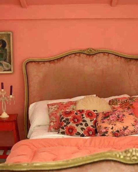 Coral Boho Bedroom, Salmon Bedroom Ideas, Brothel Bedroom, Peach Bedroom Walls, Salmon Bedroom, Peach Interior Design, Aesthetic Bedroom Ideas Grunge, Dark Academia Aesthetic Bedroom, Dark Academia Room Aesthetic