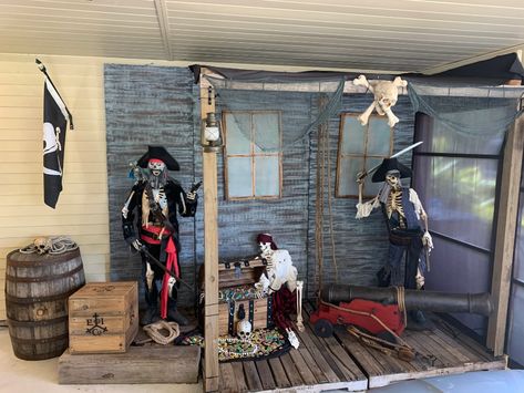 My 2020 Pirates and Graveyard theme | Halloween Forum Pirate Halloween Decorations, Haunted House Diy, Halloween Forum, Last Halloween, Creepy Halloween Decorations, Pirate Halloween, Get Active, Theme Halloween, Pirate Theme