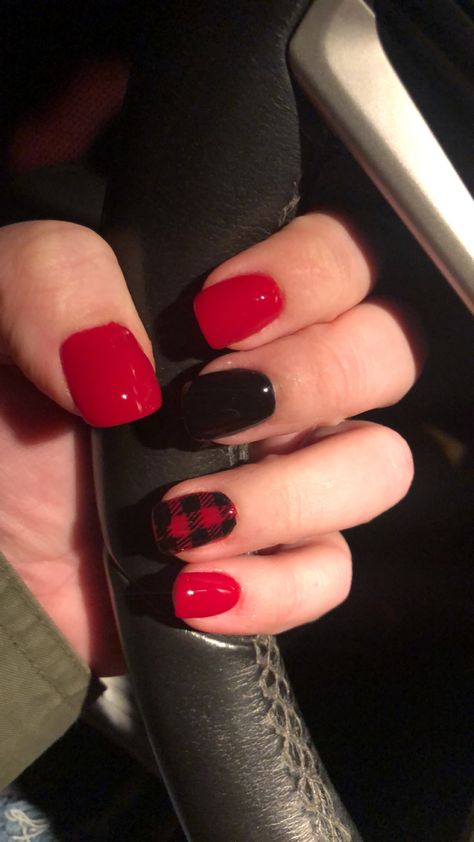 Christmas Nails Buffalo Plaid, Red And Black Checkered Nails, Lumberjack Nails, Black And Red Dip Nails, Red And Black Gel Nails Ideas, Buffalo Plaid Nails Christmas, Little Red Riding Hood Nails, Buffalo Check Nails, Red And Black Christmas Nails