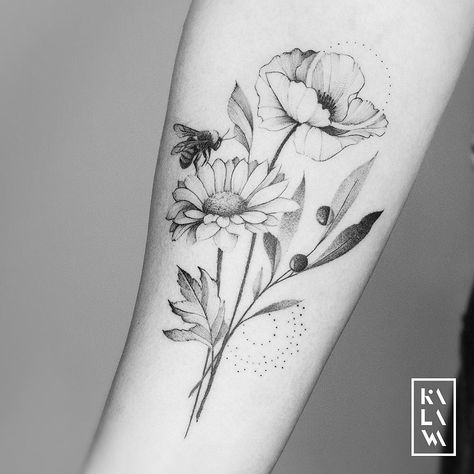 KALAWA tattooer sur Instagram : Fine #poppy and #daisy #tattoo #flowers with #bee. Thx a lot Delphine!⠀⠀⠀⠀ ✖️Follow my studio @karbone.studio… Poppy And Daisy Tattoo, Poppy Tattoo Sleeve, Daisy Flower Tattoo, Bee And Flower Tattoo, Underarm Tattoo, Daisy Tattoo Designs, Honey Bee Tattoo, Skull Tattoo Flowers, Poppy Flower Tattoo