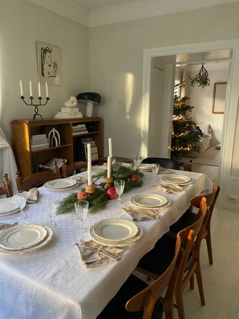 Christmas Aesthetic Table, Christmas Table Settings Simple, Christmas Table Settings Ideas Simple, Dinner Table Decor Christmas, Christmas Dinner Table Ideas, Dinner Table Food, Christmas Dinner Table Decorations, Dinner Table Christmas, Table Settings Christmas