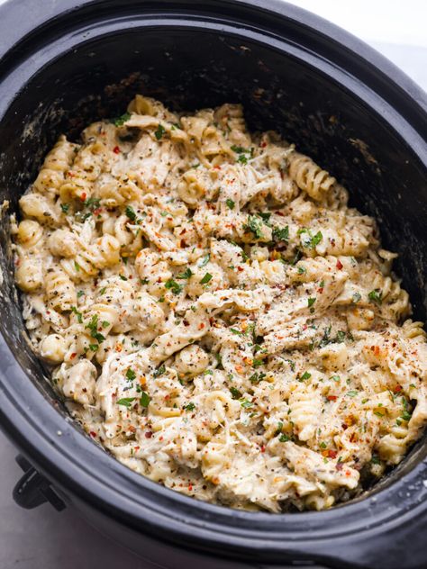 Most Delicious Crockpot Recipes, Pasta Crock Pot Recipes, Parmesan Garlic Chicken Pasta, Parmesan Garlic Chicken, Garlic Chicken Pasta, Crockpot Pasta Recipes, Crockpot Pasta, Vegan Crockpot, Chicken Parmesan Pasta