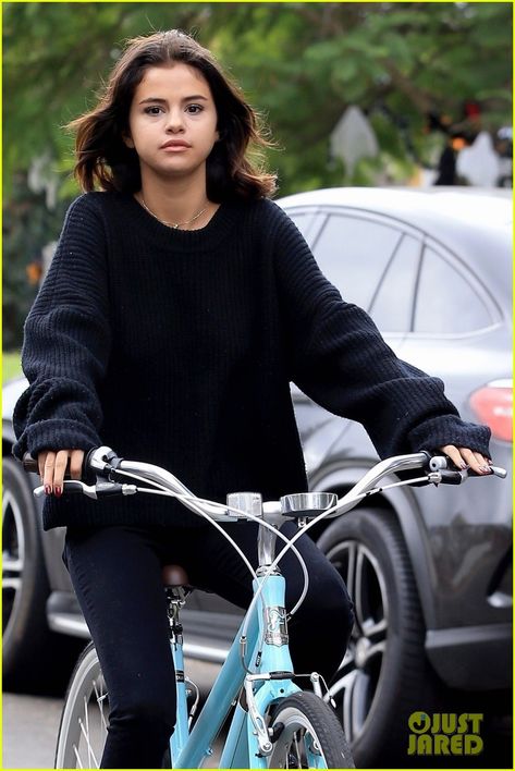 Marzia Bisognin Style, Selena Gomez Justin, Selena Gomez And Justin Bieber, Selena Gomez And Justin, Selena Gomez Wallpaper, Selena Gomez Outfits, 90s Inspired Outfits, Selena Gomez Style, Riding A Bike