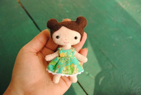 Felt Doll Pattern, Pocket Doll, Felt Doll Patterns, Anna Doll, Pig Tails, Baby Mobil, Doll Patterns Free, Doll Sewing, Kawaii Doll