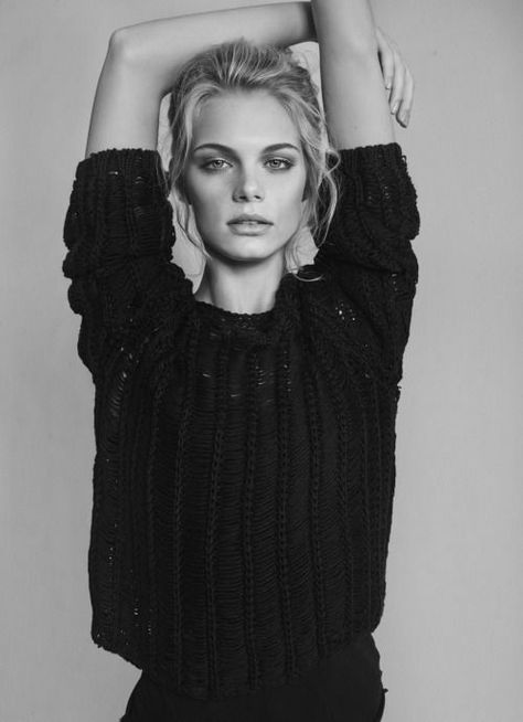 Arms Up. Pinterest Women, Mode Poses, Zsazsa Bellagio, Mode Editorials, Studio Poses, Fashion Model Poses, Gorgeous Style, Shotting Photo, 사진 촬영 포즈