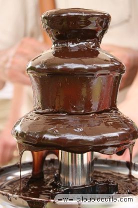 Fontaine chocolat - DIY - Tutoriel Chocolate Fountain, Wonderland Wedding, Mason Jar Wine Glass, Nutella, Decorative Jars, Wine Glass, Mason Jars, Biscuits, Dessert