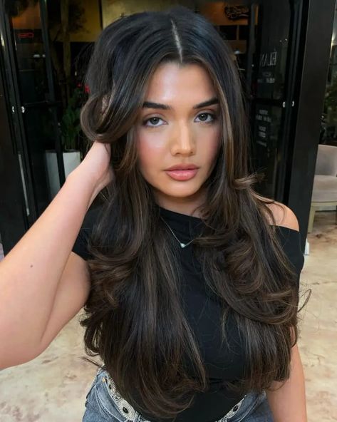 A Warm Welcome to Sunlit Tresses: Embracing Brunette Hues for 2024 26 Ideas Brown Black Hair Balayage, Caramel Highlights Balayage, Latina Hair Color Ideas, Hair Color Trends For Brunettes, Sun Kissed Highlights, Natural Balayage, Hair Color For Dark Skin, Summer Hair Color Ideas, Caramel Ombre